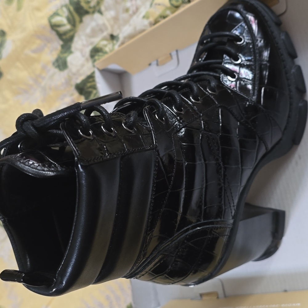 New Imbosed    Michael Kors Boots - Picture 2 of 6